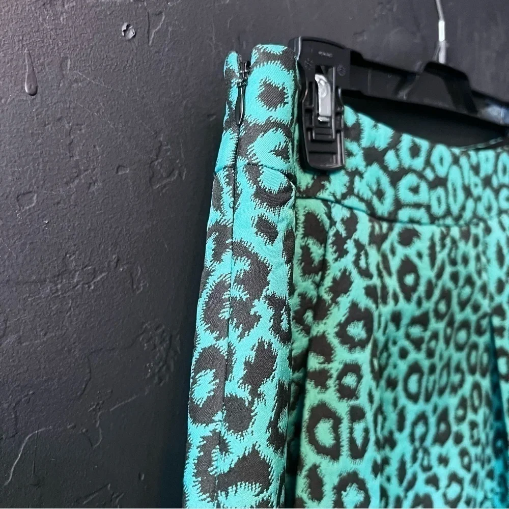 Banana Republic Women's Green and Black Skirt Size: 8 Color :Green/ Black print